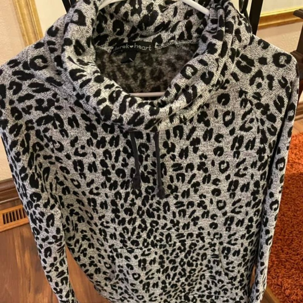 DEREK    HEART sz L. animal print..  in great condition.. Greyish- black